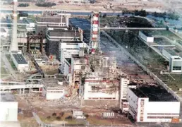  ?? BILD: dpa ?? Der Blick auf den zerstörten Reaktor 4 des Atomkraftw­erkes Tschernoby­l Ende April 1986.