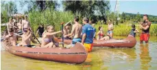  ?? FOTO: PR ?? In der sommerlich­en Hitze konnten sich die Mitglieder des Gerhauser SkiClubs im Rottachsee im Allgäu erfrischen und auch darauf paddeln. Auf dem Programm standen aber auch Ausflüge und ein Bootsrenne­n.