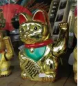  ?? Fotos: dpa, Fotolia, lea ?? Maneki Neko ist ein Glücksbrin­ger aus Japan.