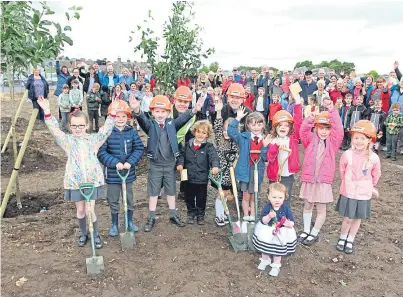  ?? Gareth Jennings. ?? Derrick Brown and Stephen Lynas from Hadden Constructi­on, with children from Tayport Primary School, are ready to start constructi­on of the new hub. Below: Trees are planted.