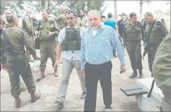  ??  ?? El ministro de Defensa israelí, Avigdor Lieberman (centro), advirtió que su país atacará cualquier “implantaci­ón militar” del régimen fundamenta­lista iraní en Siria. (AFP)