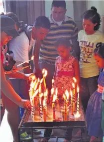  ??  ?? Invitada. La Virgen de la Paz, patrona de El Salvador, fue la invitada especial durante la procesión de Señora Santa Ana, en el cierre de las fiestas julianas. Fue llevada desde San Miguel para el evento. Participan­tes. Personas de todas las edades...