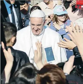  ?? ALESSANDRO BIANCHI / REUTERS ?? El Papa va visitar ahir la basílica de Sant Bartomeu, a Roma