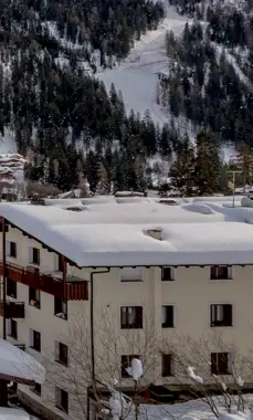  ??  ?? Rendena
Il paese di Madonna di Campiglio, fiore all’occhiello della vallata sulla quale si affacciano le Dolomiti di Brenta patrimonio Unesco. Campiglio è uno dei centri più «gettonati» dai furbetti delle seconde case