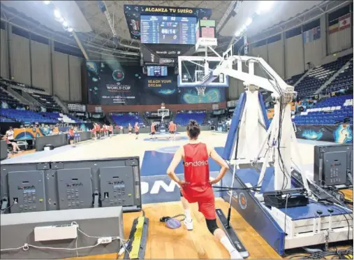  ??  ?? PREPARADOS. Alba Torrens trabaja en un fondo del Santiago Martín que hoy se convertirá en el ‘sexto hombre’ de la Selección.