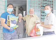  ??  ?? Chin and the team working hard to deliver the food aid.