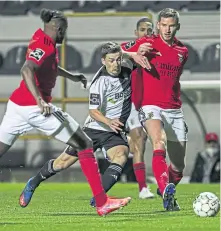  ??  ?? Ryan Gauld in action for Farense against Benfica last season