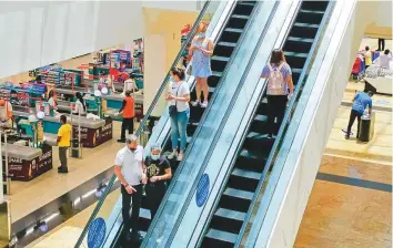  ?? Ahmed Ramzan/ Gulf News ?? Shoppers in Dubai yesterday, as the emirate returned to 100 per cent capacity at malls and private businesses.