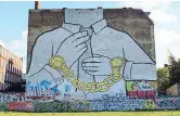  ??  ?? Nel 2014 Blu aveva già cancellato due suoi grandi murales a Berlino (foto sopra). La sua motivazion­e: erano ormai usati come strumento di marketing dagli amministra­tori della città