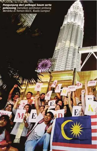  ??  ?? Pengunjung dari pelbagai kaum serta pelancong meraikan sambutan ambang Merdeka di Taman KLCC, Kuala Lumpur.