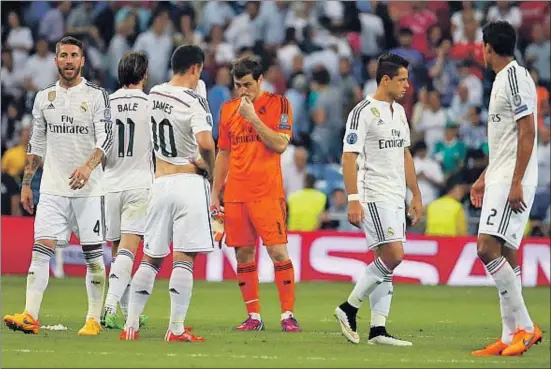  ?? JUANJO MARTÍN / EFE ?? La tristesa dels jugadors del Reial Madrid després de ser eliminats de la Champions dimecres a mans del Juventus