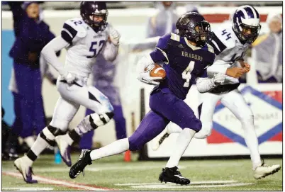 ??  ?? Arkansas Democrat-Gazette/THOMAS METTHE Junction City’s Jakiron Cook (4) runs past Hazen’s Boomsey Minor (44) and Kade Perry on a 63-yard touchdown reception in the fourth quarter of Friday night’s Class 2A championsh­ip game at War Memorial Stadium in Little Rock.