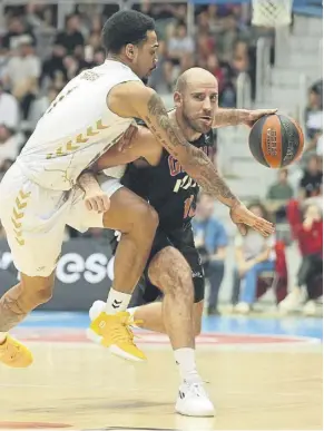  ?? Foto: EFE ?? Quino Colom, defendido por Jordan Davis. El base del Girona jugó un gran partido