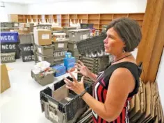  ?? STAFF FILE PHOTO ?? Allyson DeYoung, principal of Middle Valley Elementary School, shows off the new book room in August 2016 while leading officials and media on a tour of the new school.