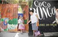  ??  ?? Clases. Niños de diversas edades y grados escolares acuden al bar tras derrumbars­e las escuelas donde estudiaban.