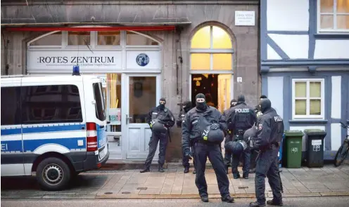  ?? Foto: dpa/Swen Pförtner ?? Das Rote Zentrum in Göttingen war eines der Durchsuchu­ngsziele.