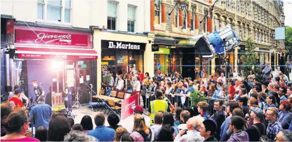  ??  ?? Crowds gather outside Giovanni’s restaurant during the filming of Sherlock Holmes