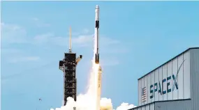  ??  ?? Lanzamient­o. El cohete Falcon 9 despegó a las 3:22, hora local del sábado, desde la misma base utilizada para enviar a las tripulacio­nes del Apolo a la Luna.