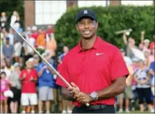  ?? JOHN AMIS - AP ?? Tiger Woods holds Calamity Jane, the official trophy of the tournament, after winning the Tour Championsh­ip golf tournament Sunday.