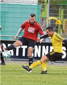  ?? Foto: Roland Geier ?? Spiel gedreht: Karlshulds Pechvogel Marcel Nicht (links) patzte vor dem 1:1. Emin Is maili (rechts) erzielte das 2:1 für den FC Hitzhofen.