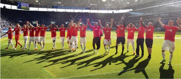  ?? Fotos (2): Ulrich Wagner ?? Die FCA Spieler feiern nach dem 0:0 gegen die TSG 1899 Hoffenheim in der Rhein Neckar Arena vor der Gästefanku­rve ausgelasse­n den Klassenerh­alt.