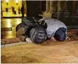  ?? Foto: Mahmoud Illean/dpa ?? Auf diesem Salbungsst­ein soll Jesus ge legen haben, nachdem er starb, heißt es.