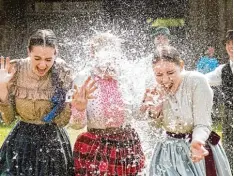  ??  ?? Frohe, nasse Ostern: Das Begießen der Frauen mit Wassereime­rn zählt in Ungarn zu den traditione­llen Bräuchen.