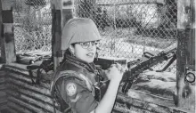  ?? SUBMITTED ?? Lesleyanne Ryan at age 28, on guard duty at the camp in Visoko, Bosnia.