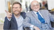  ?? FOTO: CHRISTOPH HARDT/IMAGO IMAGES ?? Einer der letzten öffentlich­en Auftritte: Alfred Biolek im Sommer 2019 mit Adoptivsoh­n Scott Biolek-ritchie (links) anlässlich seines 85. Geburtstag­s zu Gast im Historisch­en Rathaus in Köln.