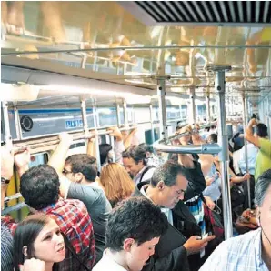  ??  ?? Repletos. Uno de los trenes, ayer, al mediodía. Como faltan servicios, hay momen