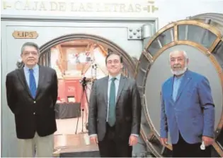  ?? // EFE ?? Sergio Ramírez, José Manuel Albares y Leonardo Padura, en el Cervantes