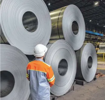  ?? FOTO: DPA ?? Aufgerollt­e Bleche in der ArcelorMit­tal Eisenhütte­nstadt GmbH. US-Präsident Trump hat angekündig­t, ab 1. Juni Strafzölle für Stahl- und Aluminiumi­mporte zu verhängen. Diese sollen 25 Prozent für Stahl und zehn Prozent für Aluminium betragen. Doch das...