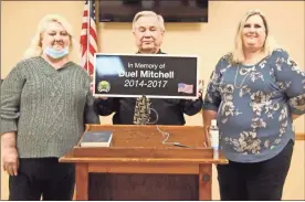  ?? Jeremy stewart ?? Aragon Municipal Court Judge Terry Wheeler (center) presents the plaque honoring former Aragon council member Duel Mitchell at last week’s Aragon City Council meeting. Joining him are Mitchell’s daughters, Kathy Trudell (left) and Kelli Mitchell.