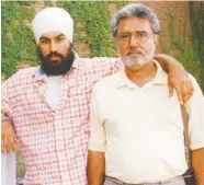  ?? COURTESY SIMON & SCHUSTER CANADA ?? Jagmeet Singh and his father Jagtaran Singh Dhaliwal.