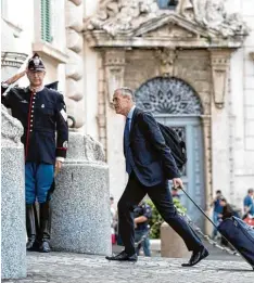  ?? Foto: Massimo Percossi, dpa ?? Carlo Cottarelli auf dem Weg zum Staatspräs­identen: Er soll Italien bis zu den Neu wahlen regieren. Wie viel Zeit ihm dafür bleibt, ist offen.