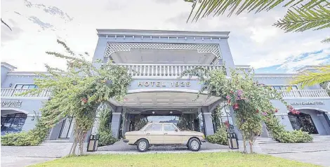  ??  ?? porte cochere Façade of Hotel 1925 with a vintage Mercedes-Benz in the