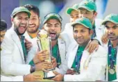  ?? GETTY IMAGES ?? Pakistan captain Sarfraz Ahmed and team with the Champions Trophy after beating India in London on June 18.