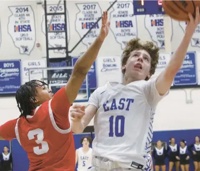  ?? JOHN SMIERCIAK/DAILY SOUTHTOWN ?? Lincoln-Way East’s Matt Hudik gets past Homewood-Flossmoor’s Jahlil Birchette on a drive during a SouthWest Suburban Blue game in Frankfort on Friday.