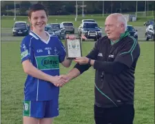  ??  ?? Referee Ciaran Gaskin presents Mikey Kinsella with his Wicklow People Man of the Match award.
