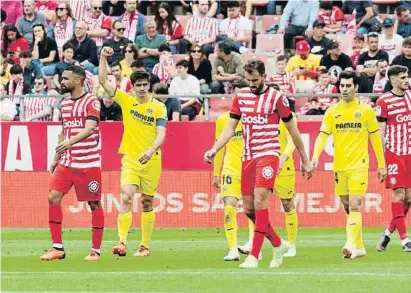  ?? David Borrat / EFE ?? Gerard Moreno levanta el puño ante la decepción de los jugadores del Girona