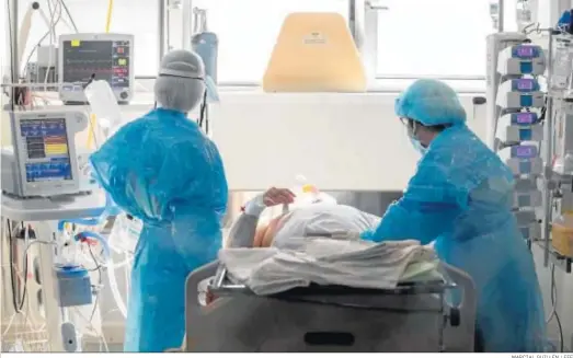  ?? MARCIAL GUILLÉN / EFE ?? Dos enfermeras atienden ayer a un paciente de Covid-19 en la UCI del Hospital Reina Sofía de Murcia.