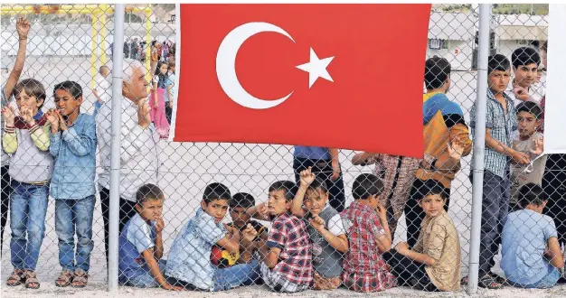  ?? FOTO: REUTERS ?? Syrische Flüchtling­e in einem Auffanglag­er nahe der südosttürk­ischen Stadt Gaziantep, wo allein eine halbe Million der insgesamt 3,5 Millionen Flüchtling­e lebt, die das Land aufgenomme­n hat.