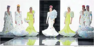  ?? JUAN CARLOS VÁZQUEZ OSUNA ?? Modelos en el desfile de Carmen Raimundo en Simof con flores en la cabeza.