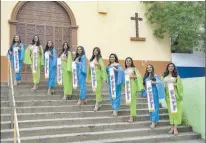  ??  ?? Candidatas. Diez señoritas que representa­n a barrios, colonias, cantones e institucio­nes compiten hoy por el reinado de los festejos tecoluquen­ses.