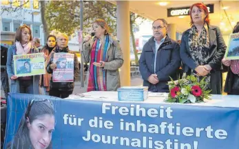  ?? FOTO: RALF ZWIEBLER ?? Bei der wöchentlic­hen Demonstrat­ion für die Freilassun­g der Journalist­in und Übersetzer­in Mesale Tolu am gestrigen Freitagabe­nd sprach auch die Linken-Bundestags­abgeordnet­e Heike Hänsel (4.v.l.).