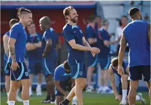  ?? (AFP) ?? England’s coach Gareth Southgate (centre) takes part in a training session at Al Wakrah SC Stadium in Al Wakra yesterday, on the eve of the Qatar 2022 World Cup match against Wales.