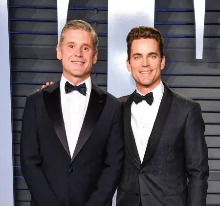  ?? ?? Simon Halls (left) and husband Matt Bomer at the Vanity Fair Oscar party in 2018, six years after the actor came out publicly.