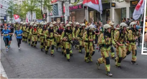  ??  ?? Veertig Antwerpse brandweerl­ieden liepen volledig uitgedost mee. Ze droegen bijna 18 kilogram extra gewicht met zich mee.
FOTO WALTER SAENEN