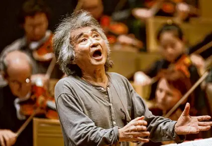  ?? ?? Seiji Ozawa, former director of both the San Francisco Symphony and the Boston Symphony Orchestra, conducts the latter during a rehearsal of Berlioz’s “Symphonie Fantastiqu­e.”