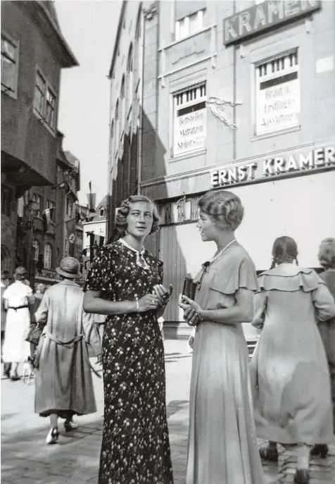  ?? Foto: Familienbe­sitz Strater ?? Jena in den 1930er Jahren: Die beiden Frauen vorne, rechts Ilse Unbehagen, links ihre Cousine und Freundin Hildegard Kunze, tragen das, was modisch gerade angesagt ist. Die Garderobe der Frau links daneben erinnert noch an die 1920er Jahre.